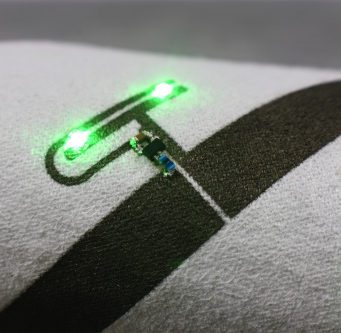 Tinta metálica para impresión de circuitos en ropa