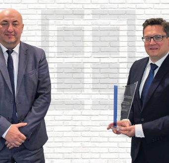 Rutronik recibe un premio de Susumu