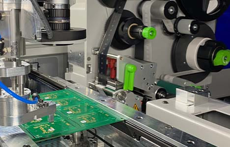 Imprima y coloque etiquetas automáticamente en circuitos impresos (PCB)