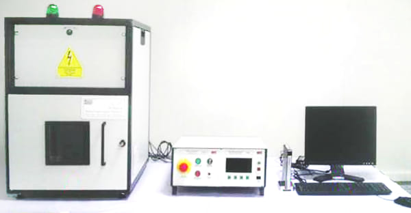 Figura 1: Equipos de prueba para pruebas de descarga parcial con cámara de test, analizador de descarga parcial y ordenador con software de medida.