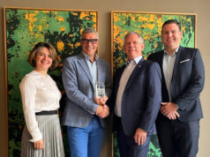 De izquierda a derecha, Sara Ghaemi, MBA y directora de desarrollo técnico de AVNET Abacus, Roberto Politi, General Manager EMEA de Abracon, Rudy Van Parijs, presidente de AVNET Abacus, y Matthias Schwendemann, vicepresidente de gestión de producto de AVNET Abacus, en las oficinas de AVNET Abacus en Poing (Alemania).
